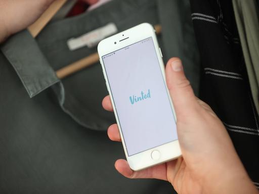 Illustration picture shows the second hand sales app Vinted , in Charleroi, Tuesday 07 December 2021. Vinted is a online Illustration picture shows the second hand sales app Vinted , in Charleroi, Tuesday 07 December 2021. Vinted is a online