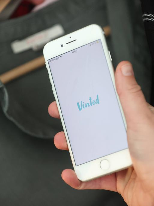 Illustration picture shows the second hand sales app Vinted , in Charleroi, Tuesday 07 December 2021. Vinted is a online Illustration picture shows the second hand sales app Vinted , in Charleroi, Tuesday 07 December 2021. Vinted is a online