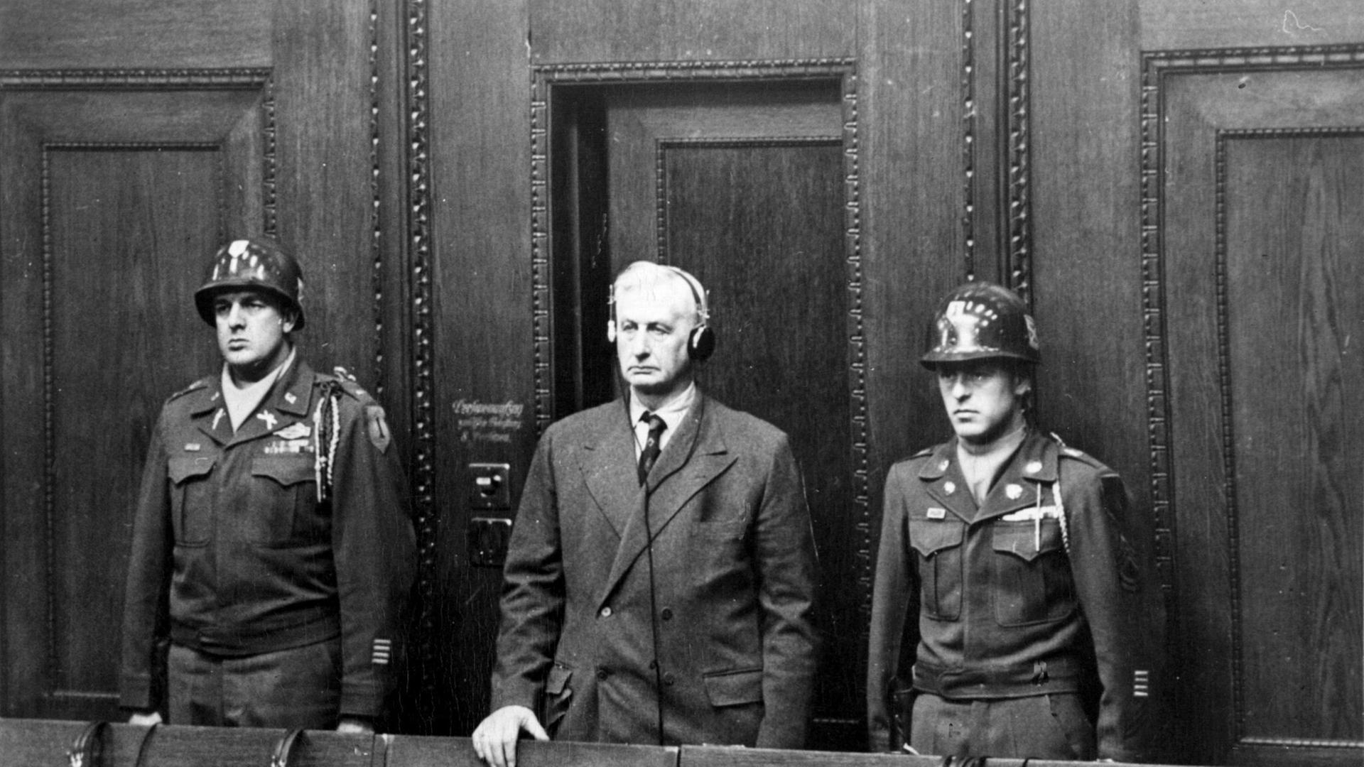 Der Industrielle Friedrich Flick wartet am 22. Dezember 1947 auf das Urteil des Kriegsverbrecher-Tribunals in Nürnberg