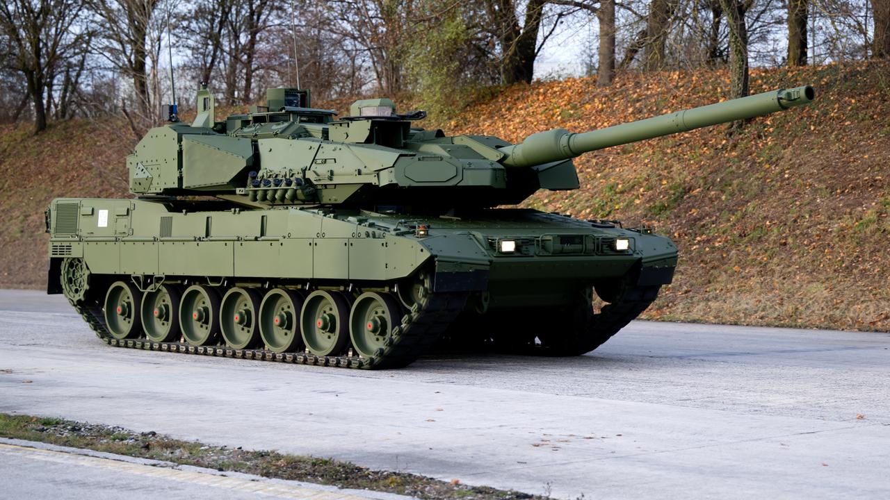 Ein Leopard 2A8 ist beim Roll-Out auf der Panzer-Teststrecke eines Rüstungskonzerns im Herbst zu sehen