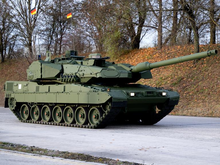 Ein Leopard 2A8 ist beim Roll-Out auf der Panzer-Teststrecke eines Rüstungskonzerns im Herbst zu sehen