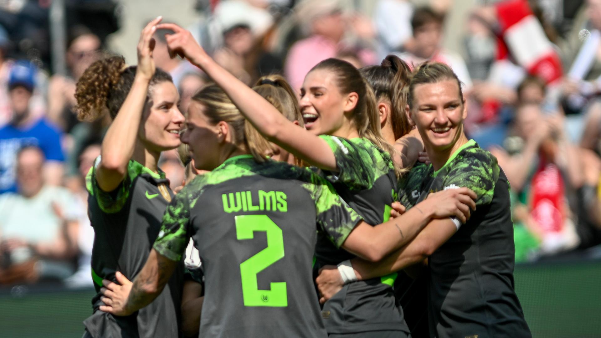 Jule Brand vom VfL Wolfsburg jubelt nach dem Tor zum 0:1 mit ihrem Team. Szene aus dem DFB-Pokalfinale Wolfsburg gegen Bayern München in Köln. 