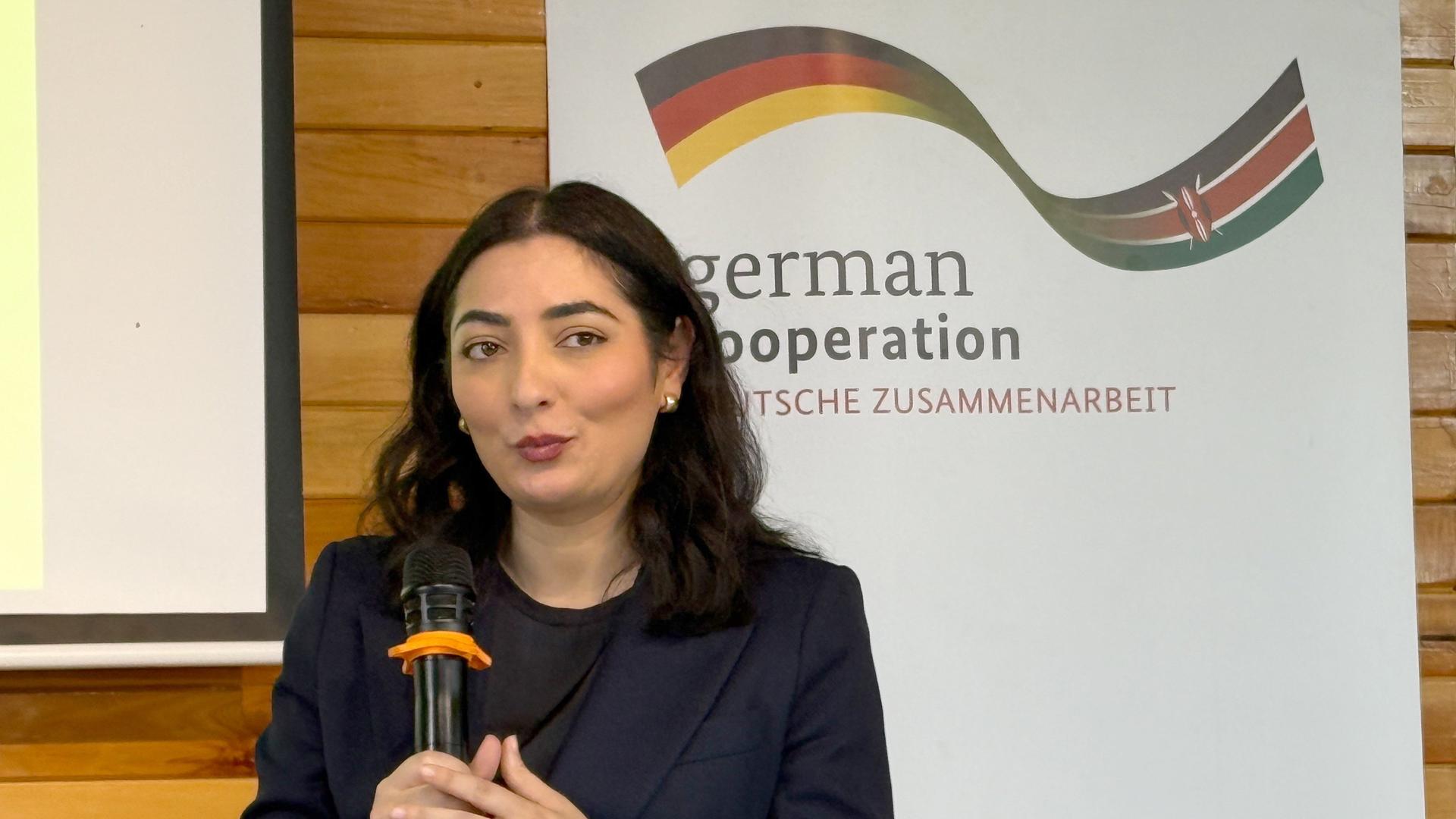 Entwicklungsministerin Reem Alabali Radovan spricht auf einer Veranstaltung in Kenia in ein Mikrofon.