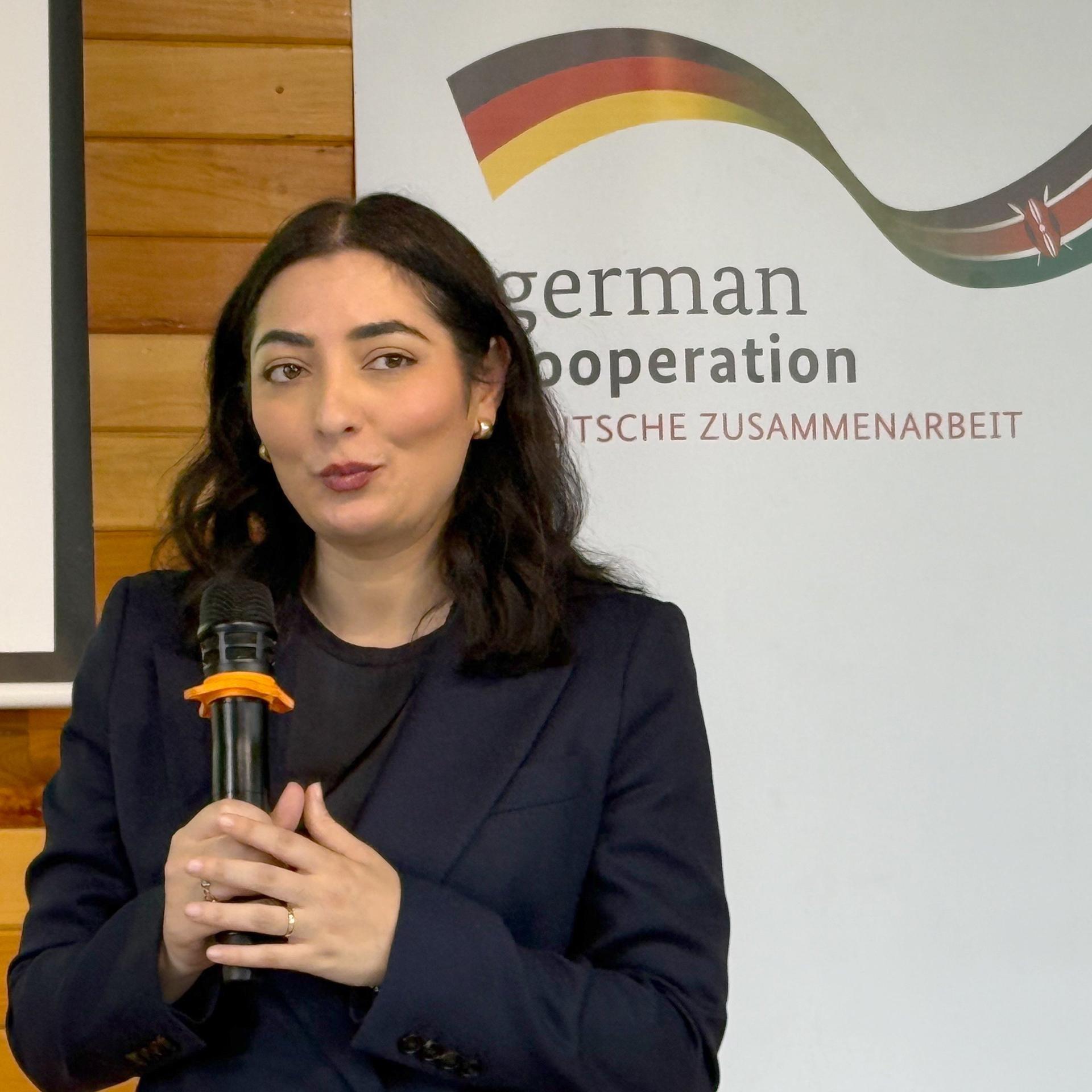 Entwicklungsministerin Reem Alabali Radovan spricht auf einer Veranstaltung in Kenia in ein Mikrofon.