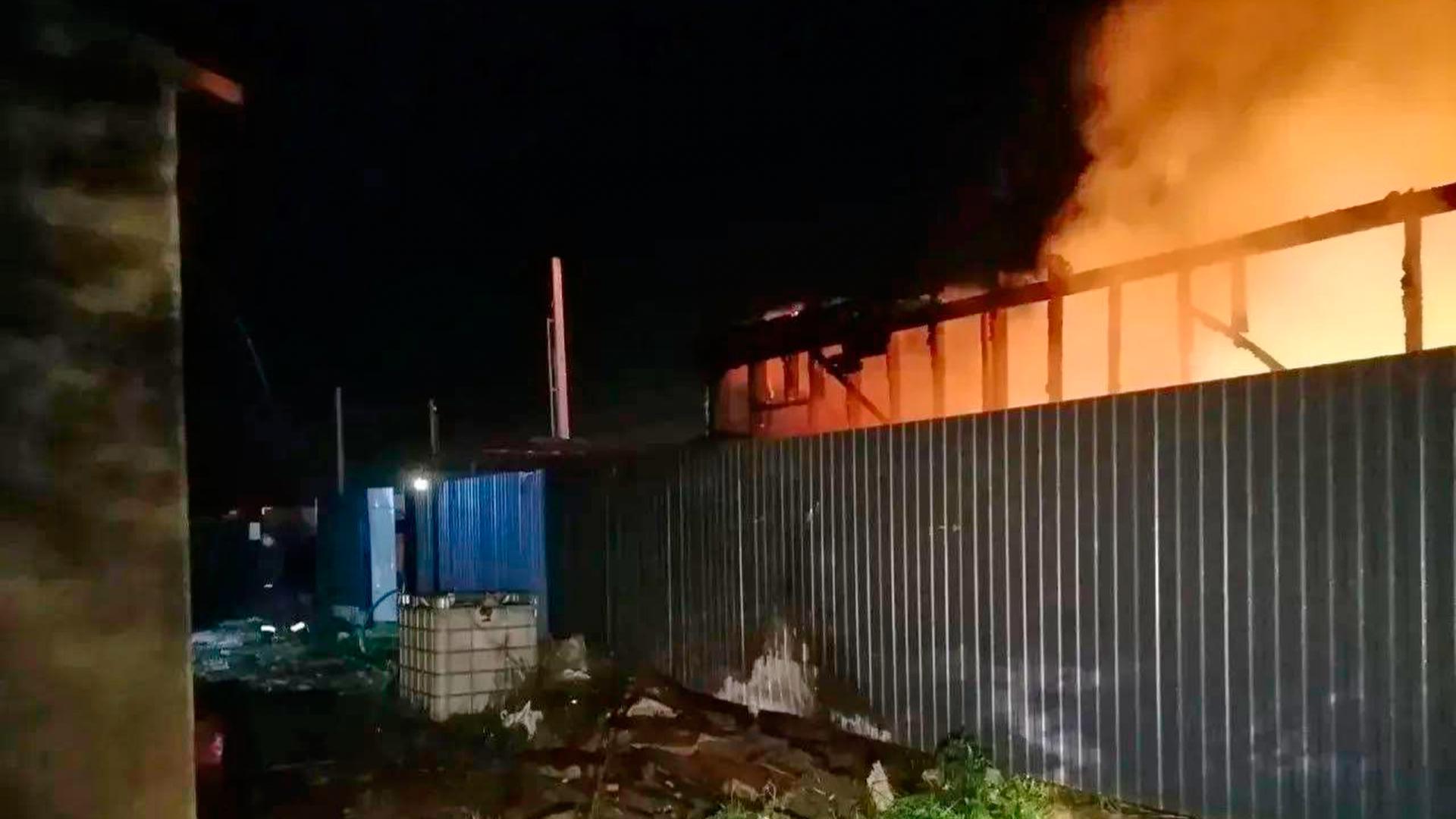 Auf diesem Foto, das vom Gouverneur der Region Moskau, Worobjow, zur Verfügung gestellt wurde, steigen nach einem ukrainischen Drohnenangriff in einem nicht näher bezeichneten Gebiet in der Region Moskau Flammen und Rauch von einer Baustelle auf. Auf diesem Foto, das vom Gouverneur der Region Moskau, Worobjow, zur Verfügung gestellt wurde, steigen nach einem ukrainischen Drohnenangriff in einem nicht näher bezeichneten Gebiet in der Region Moskau Flammen und Rauch von einer Baustelle auf.