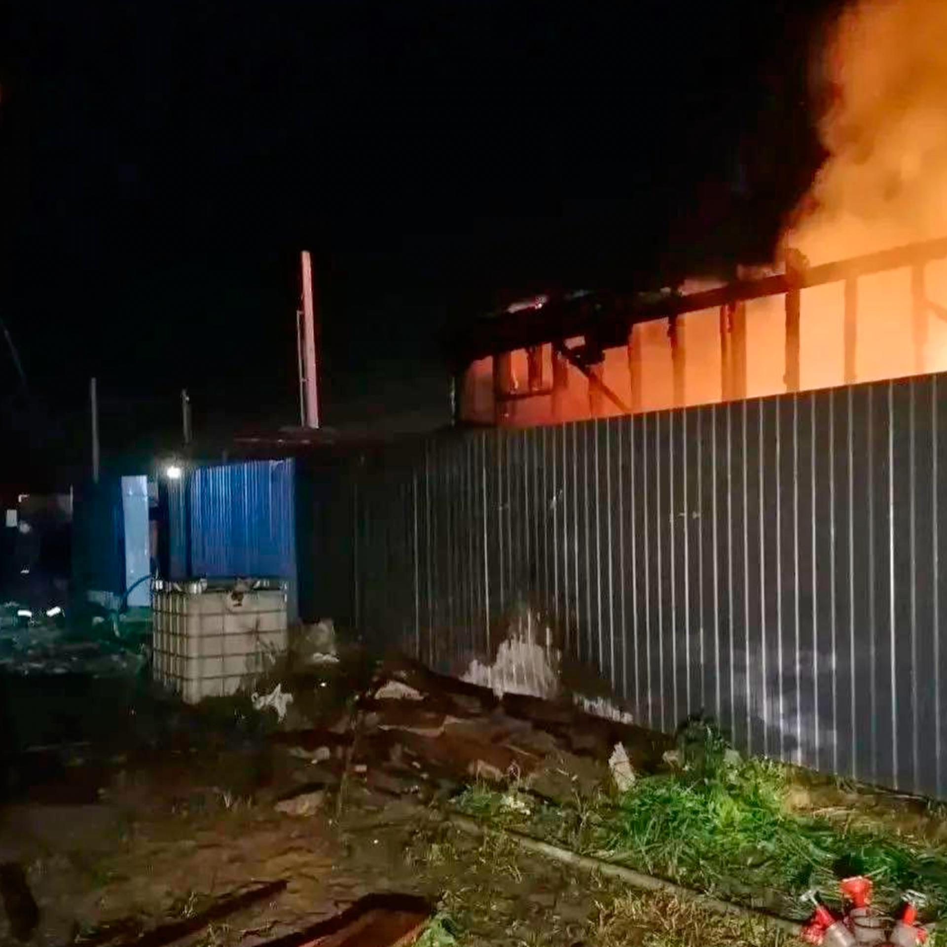 Auf diesem Foto, das vom Gouverneur der Region Moskau, Worobjow, zur Verfügung gestellt wurde, steigen nach einem ukrainischen Drohnenangriff in einem nicht näher bezeichneten Gebiet in der Region Moskau Flammen und Rauch von einer Baustelle auf. 