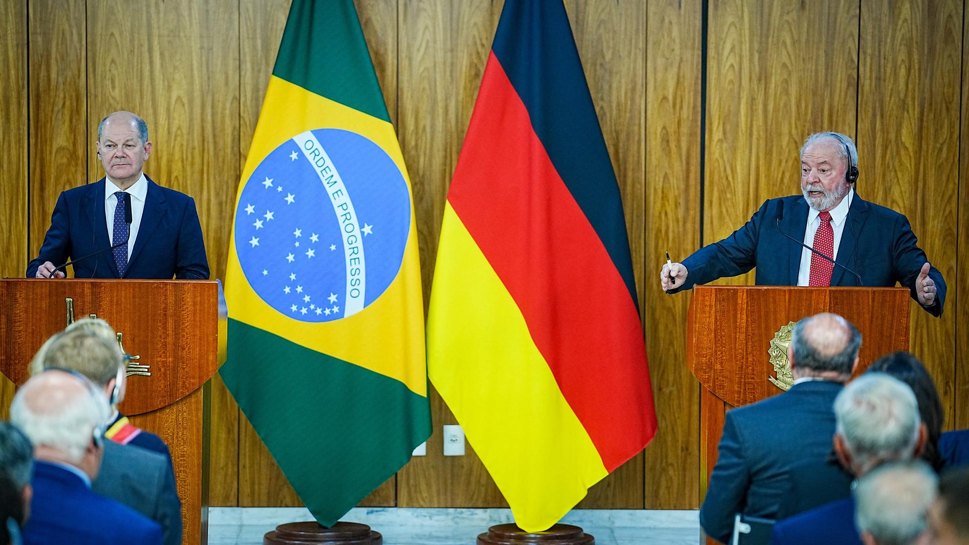 30.01.2023, Brasilien, Brasilia: Bundeskanzler Olaf Scholz (SPD) und Luiz Inacio Lula da Silva, Präsident von Brasilien, geben eine Pressekonferenz im Amtssitz des Präsidenten. 