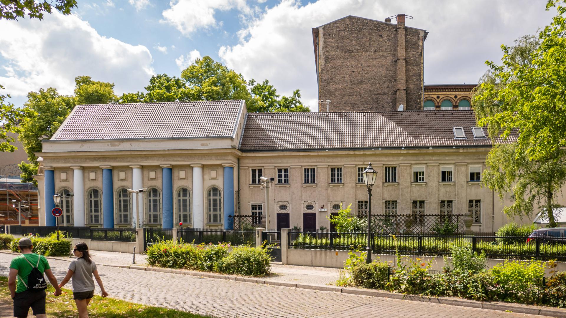 Das Nebengebäude der ehemaligen Synagoge Fraenkelufer am Landwehrkanal im Bezirk Kreuzberg