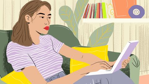 Illustration einer Frau, die entspannt auf dem Sofa an einem Laptop arbeitet.