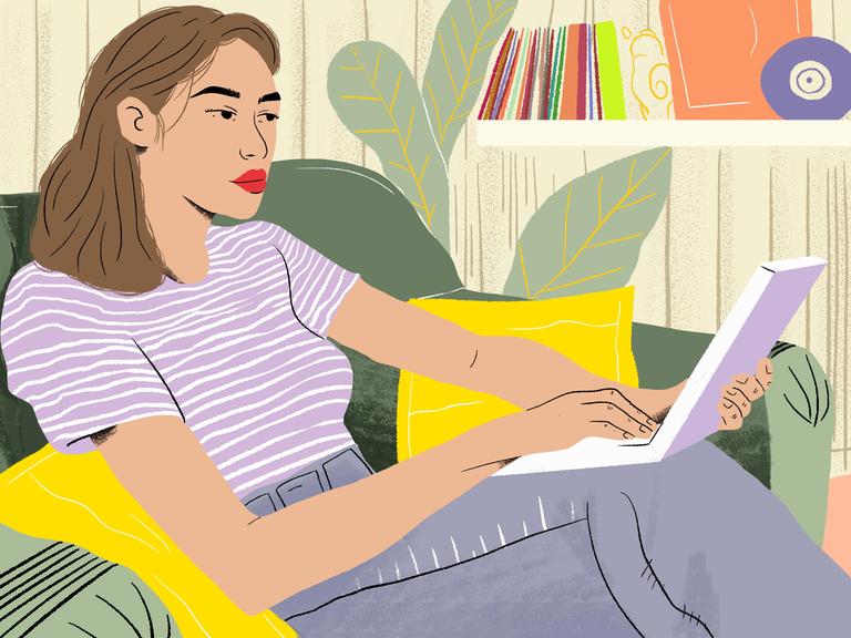 Illustration einer Frau, die entspannt auf dem Sofa an einem Laptop arbeitet.