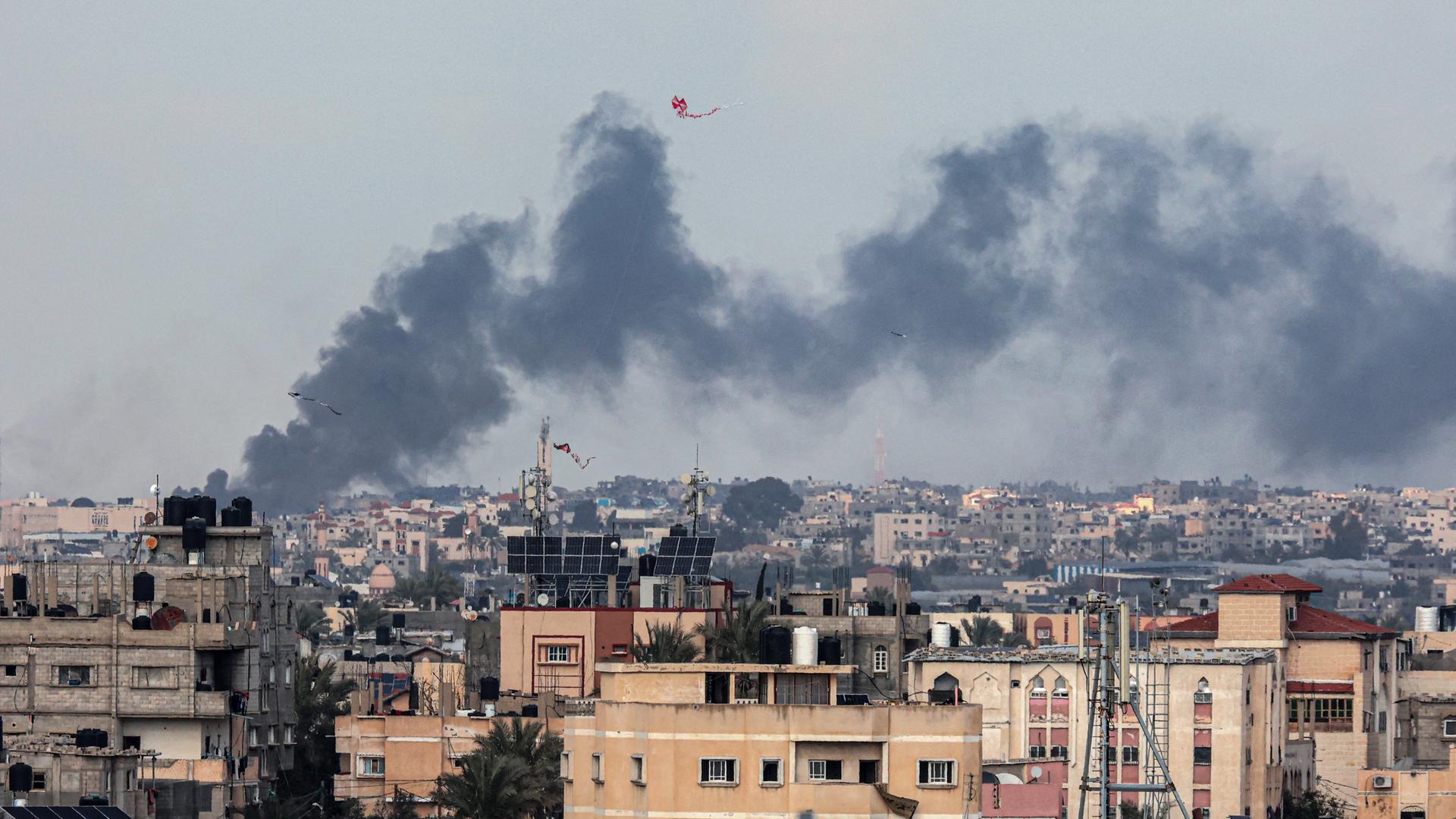 Nach einem israelischen Angriff steigt Rauch über Chan Yunis im südlichen Gazastreifen auf.