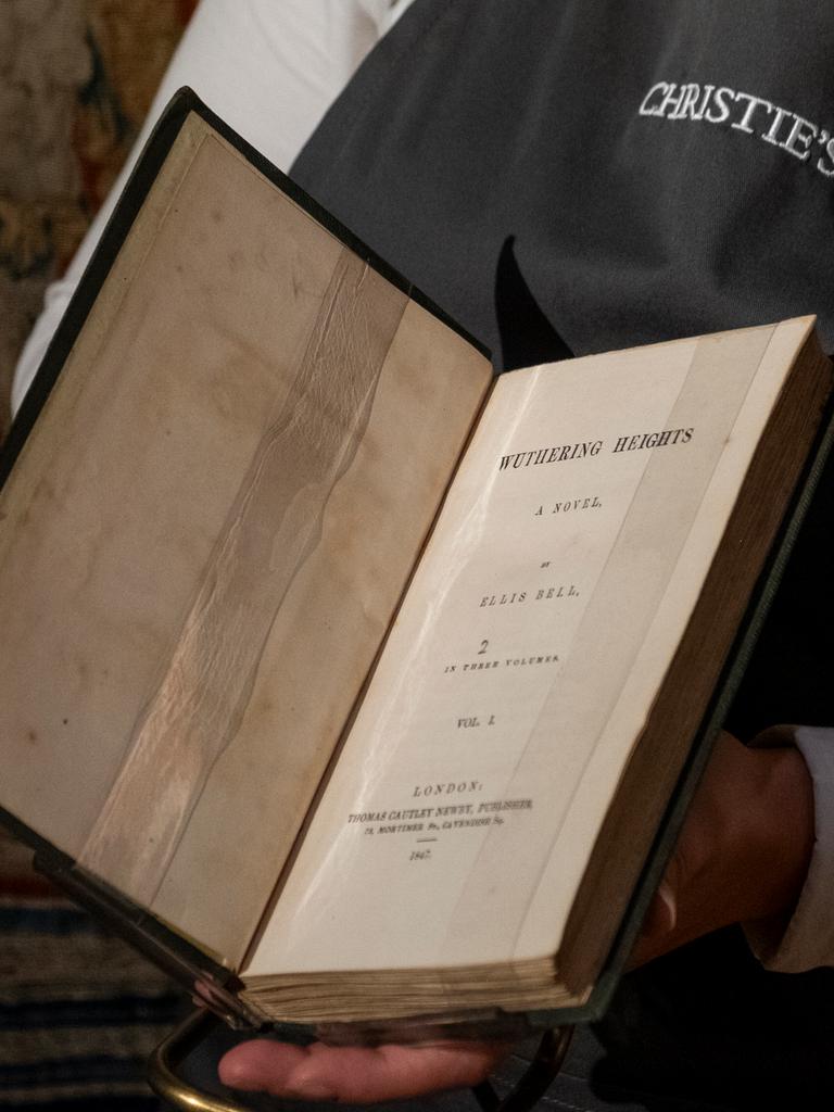 Ein Mitarbeiter von ChristieÄs hält  Emily Brontes "Wuthering Heights" aus dem Jahr (1847) in der Hand