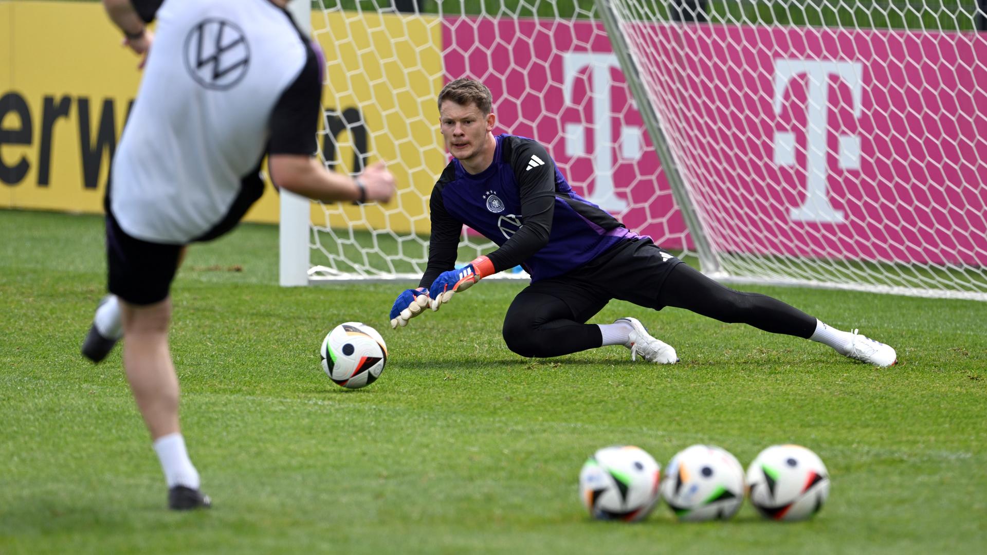 Fußball-Torwart Alexander Nübel in Aktion während des Trainings. Fußball-Torwart Alexander Nübel in Aktion während des Trainings.