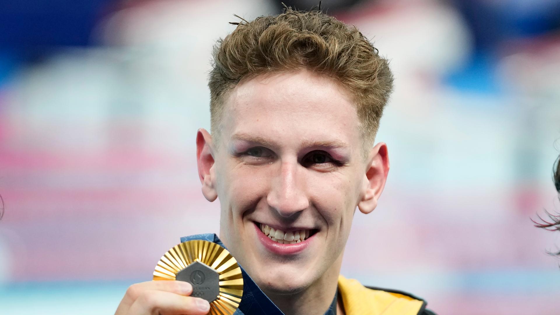 Lukas Märtens posiert mit seiner Goldmedaille von den Olympischen Sommerspielen in Paris im Schwimmen. 