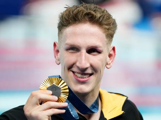 Lukas Märtens posiert mit seiner Goldmedaille von den Olympischen Sommerspielen in Paris im Schwimmen. 