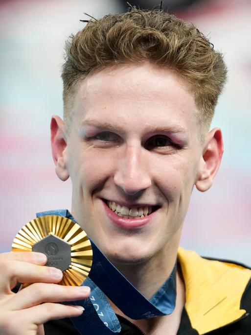 Lukas Märtens posiert mit seiner Goldmedaille von den Olympischen Sommerspielen in Paris im Schwimmen. 