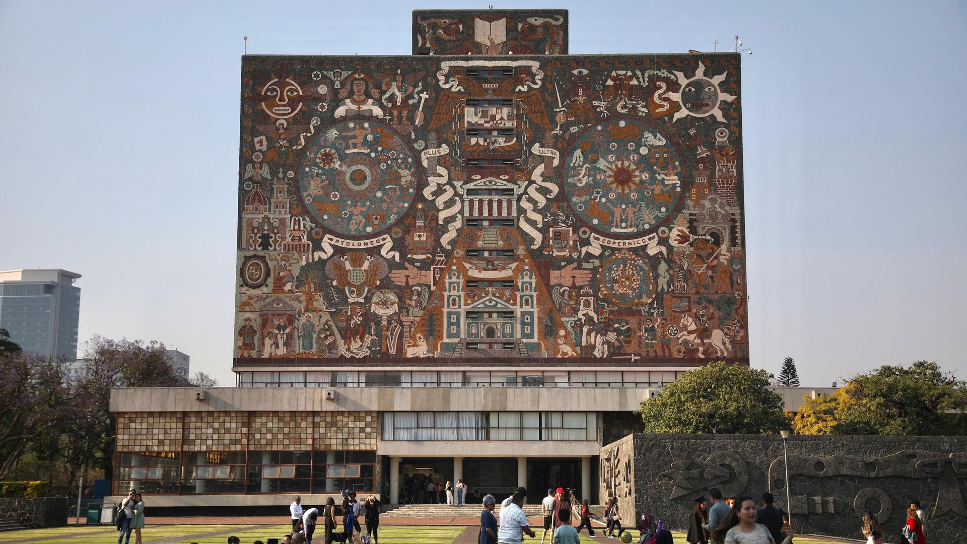 Abgebildet ist die Zentralbibliothek der Nationalen Autonomen Universität von Mexiko mit ihrem markanten Wandmosaik.