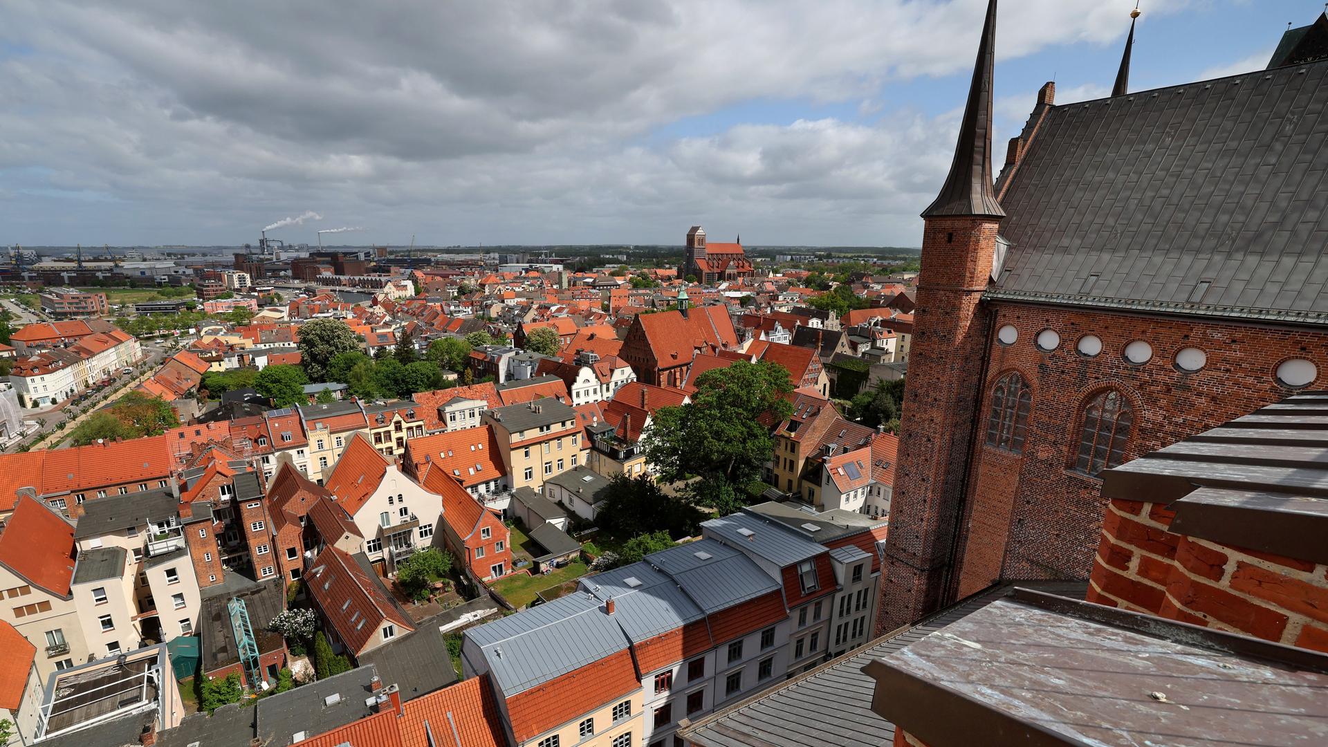 Blick von der Aussichtsplattform der St.-Georgen-Kirche auf die Innenstadt.