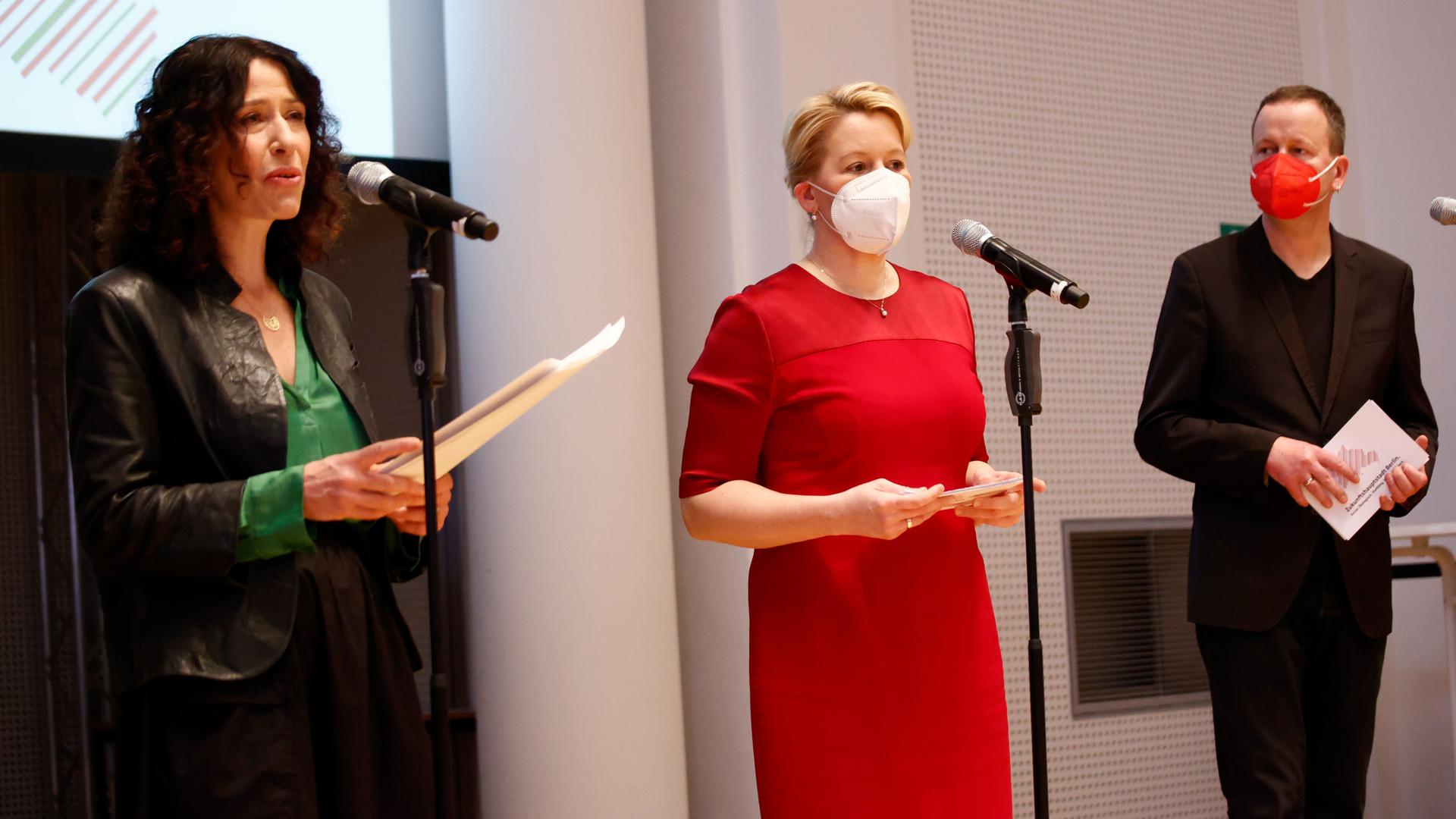 Bettina Jarasch, die Grünen, Franziska Giffey, SPD und Klaus Lederer, Die Linke stehen vor Mikrofonen.
