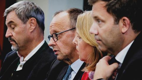 Von links nach recht: Markus Söder (CSU), Ministerpräsident von Bayern, Bundeskanzler Friedrich Merz (CDU), Arbeits- und Sozialministerin Bärbel Bas (SPD), Bundesfinanzminister Lars Klingbeil (SPD).