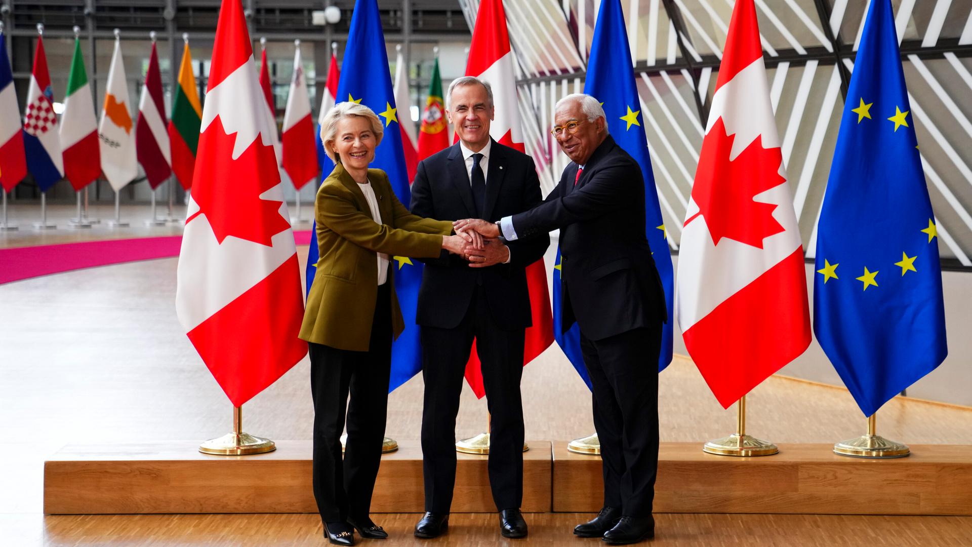 Kanadas Pemierminister Carney (Mitte) mit EU-Kommissionspräsidentin von der Leyen und EU-Ratspräsident Costa in Brüssel. Sie reichen sich die Hände. Kanadas Pemierminister Carney (Mitte) mit EU-Kommissionspräsidentin von der Leyen und EU-Ratspräsident Costa in Brüssel. Sie reichen sich die Hände.