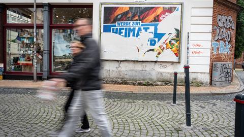 Eine Szene in der Fußgängerzone von Schwerin: Ein beschädigtes Wahlplakat der AfD am Tag vor der Landtagswahl 2026 in Mecklenburg-Vorpommern. Darauf steht der Slogan "Werde zum Heimatretter". Eine Szene in der Fußgängerzone von Schwerin: Ein beschädigtes Wahlplakat der AfD am Tag vor der Landtagswahl 2026 in Mecklenburg-Vorpommern. Darauf steht der Slogan "Werde zum Heimatretter".