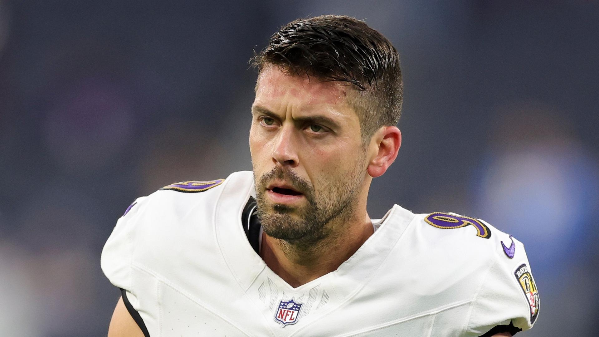 Justin Tucker ist vom Kopf bis zur Brust zu sehen. Er trägt seine Spielertrikot. Justin Tucker ist vom Kopf bis zur Brust zu sehen. Er trägt seine Spielertrikot.