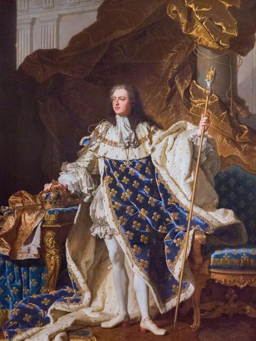 Ein gemaltes Bild in schwarzweiß. Es zeigt einen König mit Mantel und Rüstung. Es ist der französische König Ludwig XV., er regierte im 18. Jahrhundert.
