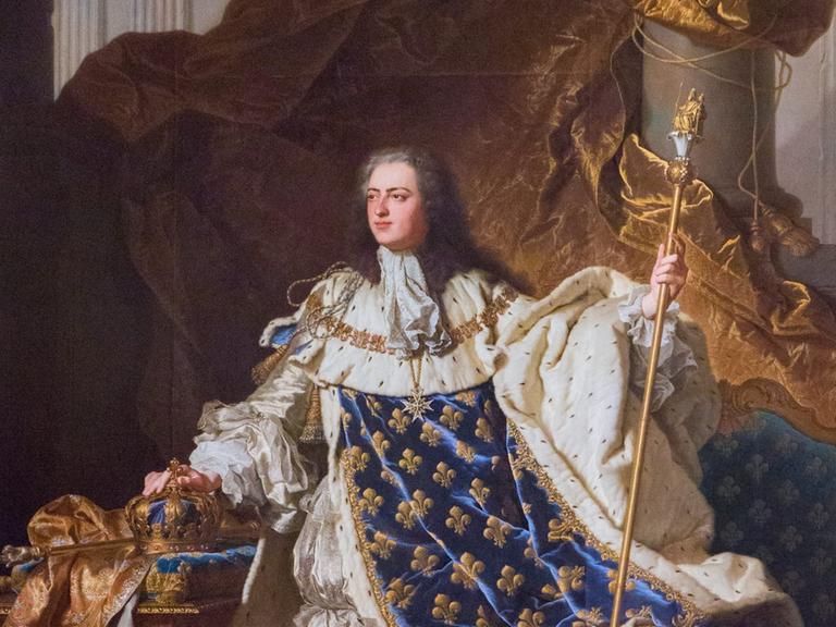 Ein gemaltes Bild in schwarzweiß. Es zeigt einen König mit Mantel und Rüstung. Es ist der französische König Ludwig XV., er regierte im 18. Jahrhundert.