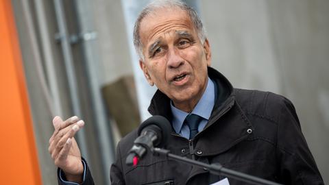 Klimaforscher Mojib Latif im Jahr 2021 bei der Eröffnung einer neuen Anlage zur Herstellung von CO2-neutralem Kerosin