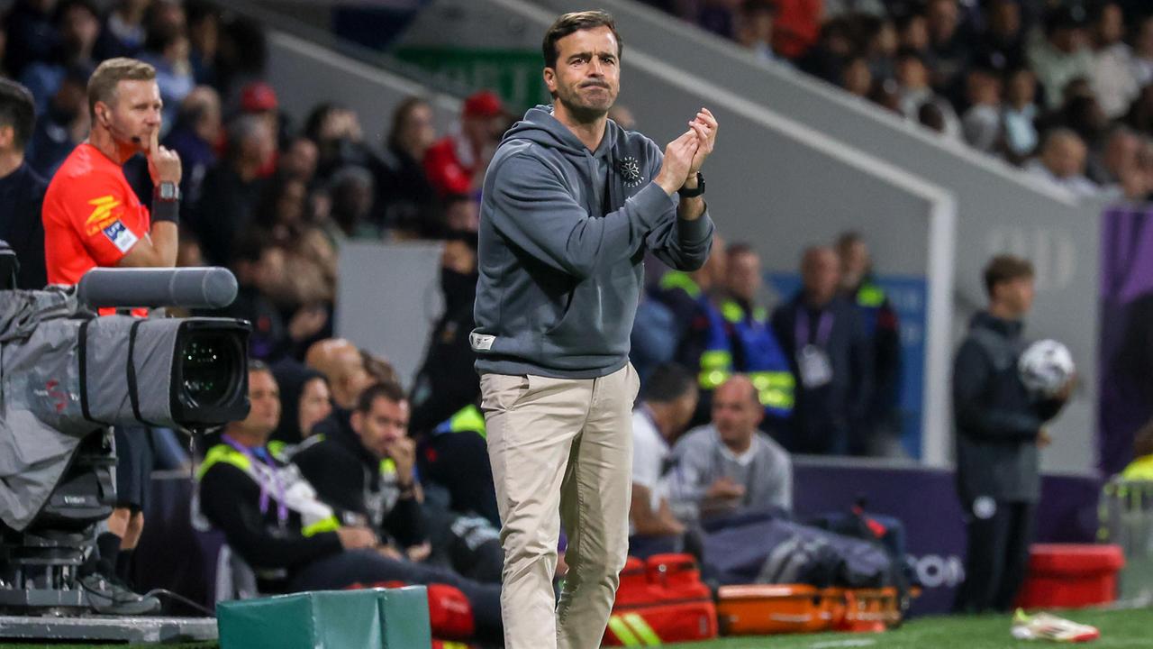 Carles Martinez Novell steht am Spielfeldrand und klatscht in die Hände.