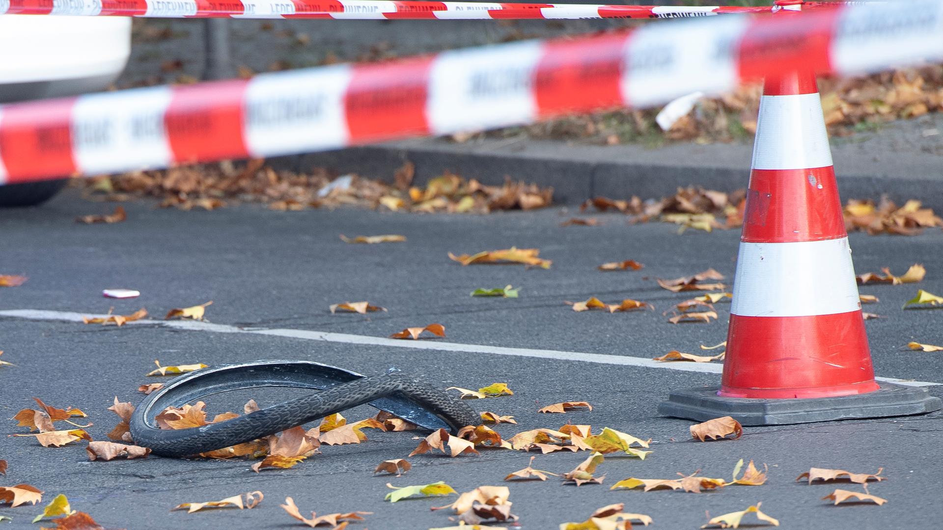 Das Rad eines Fahrrades liegt auf der Bundesallee in Berlin-Wilmersdorf. Eine Radfahrerin ist bei dem Verkehrsunfall mit einem Lastwagen lebensgefährlich verletzt worden. Die Verletzte sei unter dem Betonmischer eingeklemmt worden, teilte ein Sprecher der Feuerwehr mit. Auch der Lkw-Fahrer wurde bei dem Unfall verletzt. 