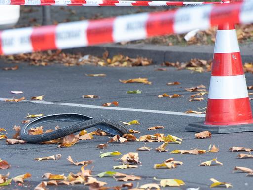 Das Rad eines Fahrrades liegt auf der Bundesallee in Berlin-Wilmersdorf. Eine Radfahrerin ist bei dem Verkehrsunfall mit einem Lastwagen lebensgefährlich verletzt worden. Die Verletzte sei unter dem Betonmischer eingeklemmt worden, teilte ein Sprecher der Feuerwehr mit. Auch der Lkw-Fahrer wurde bei dem Unfall verletzt. 