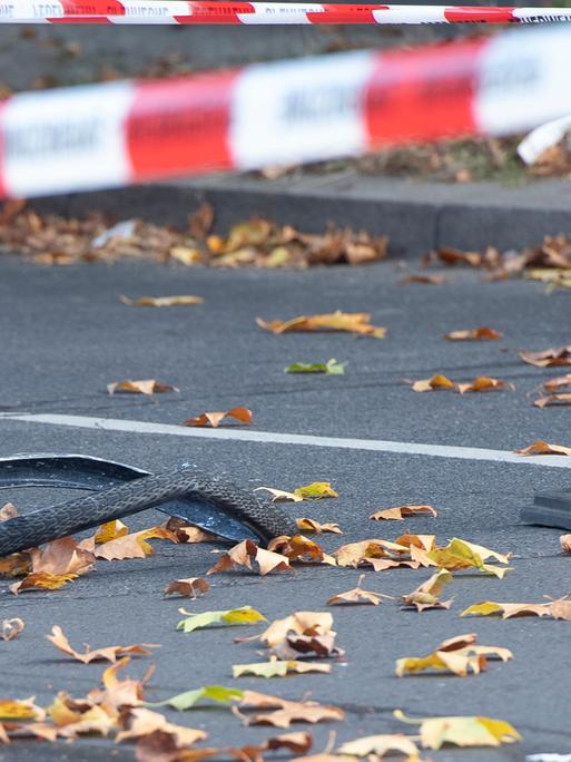 Das Rad eines Fahrrades liegt auf der Bundesallee in Berlin-Wilmersdorf. Eine Radfahrerin ist bei dem Verkehrsunfall mit einem Lastwagen lebensgefährlich verletzt worden. Die Verletzte sei unter dem Betonmischer eingeklemmt worden, teilte ein Sprecher der Feuerwehr mit. Auch der Lkw-Fahrer wurde bei dem Unfall verletzt. 