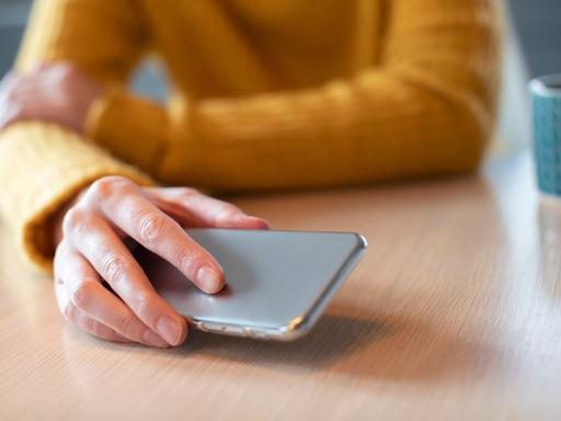 Frau besorgt überhöhte Nutzung des Smartphones
