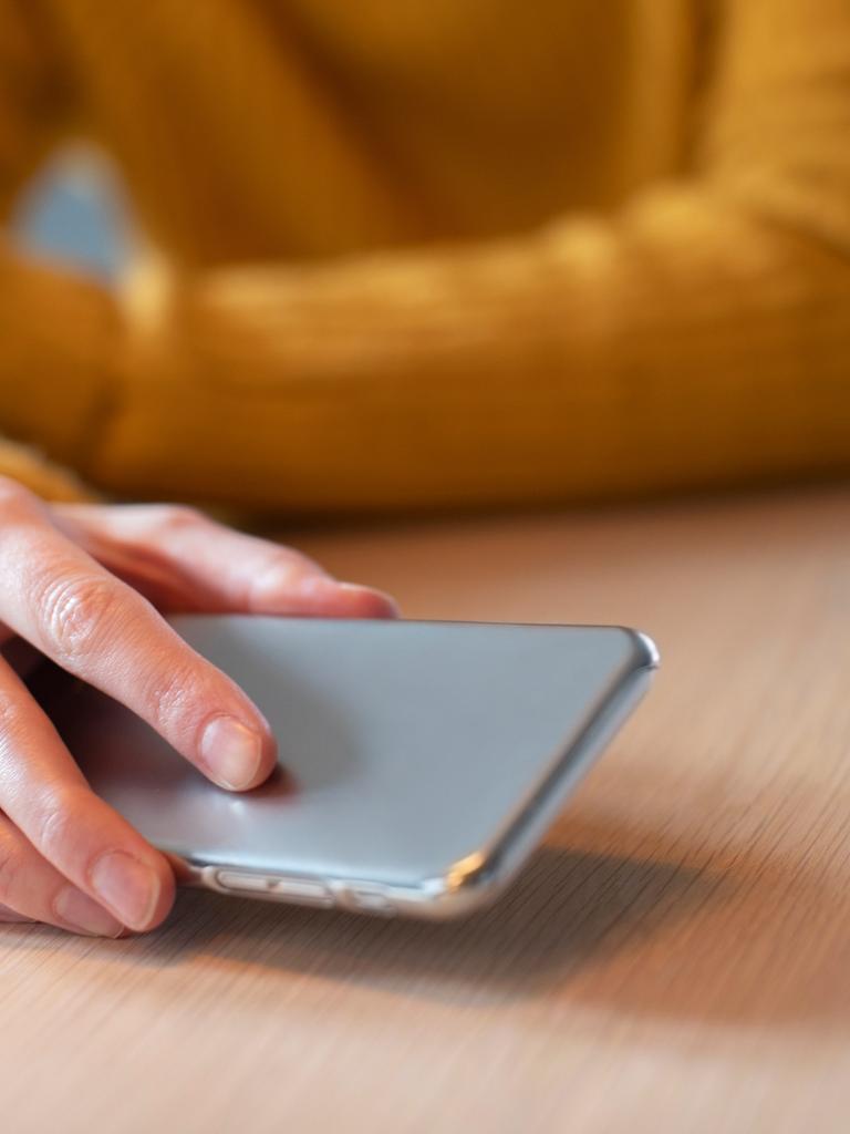 Frau besorgt überhöhte Nutzung des Smartphones