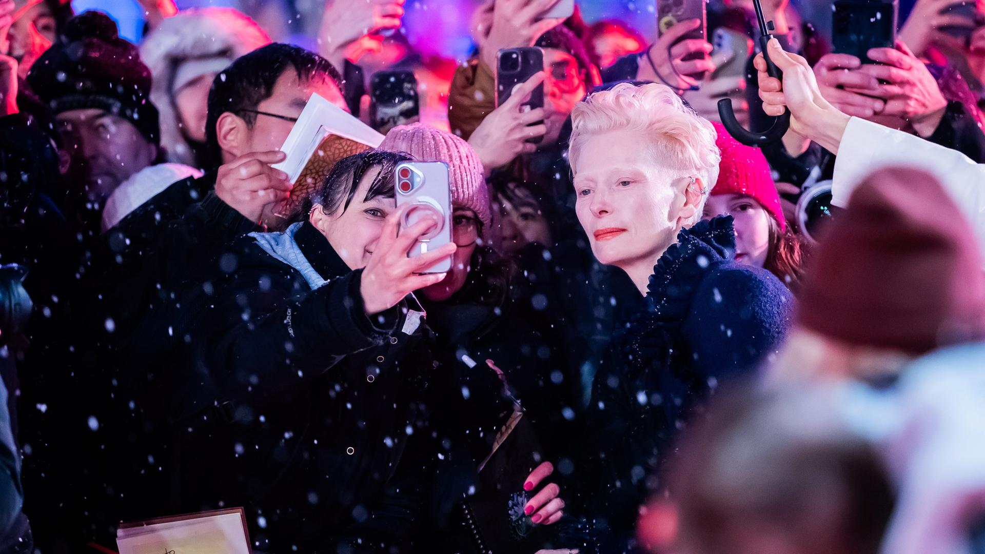 Tilda Swinton, Schauspielerin, lässt sich am Eröffnungsabend der Berlinale auf dem Roten Teppich mit Fans fotografieren. Es wird der Film "Das Licht" gezeigt. Die 75. Internationalen Filmfestspiele Berlin finden vom 13. bis 23. Februar 2025 statt.