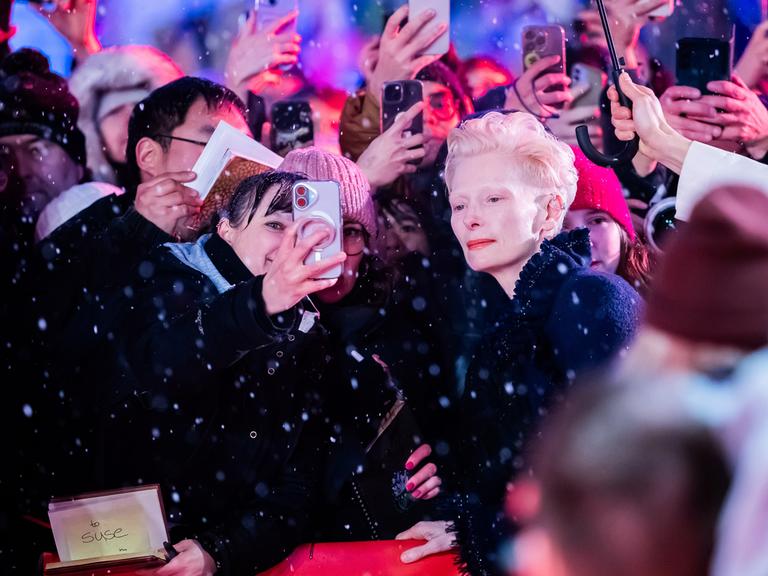 Tilda Swinton, Schauspielerin, lässt sich am Eröffnungsabend der Berlinale auf dem Roten Teppich mit Fans fotografieren. Es wird der Film "Das Licht" gezeigt. Die 75. Internationalen Filmfestspiele Berlin finden vom 13. bis 23. Februar 2025 statt.