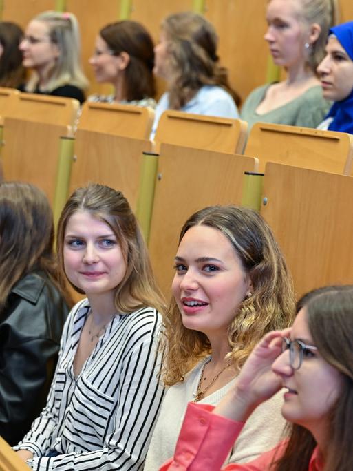 Studierende sitzen in einem Hörsaal an der Brandenburgischen TU Cottbus-Senftenberg; sie sind die neuen Studenten für das Lehramt Primarstufe (09.10.2023)