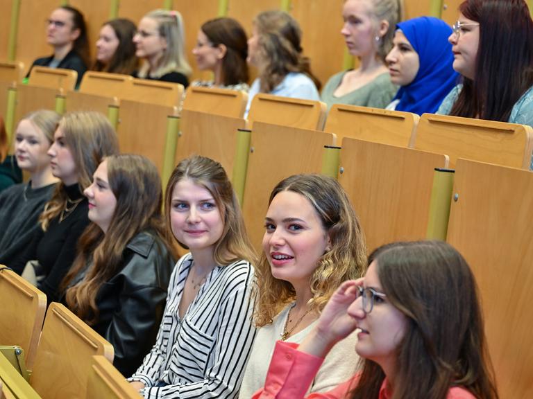 Studierende sitzen in einem Hörsaal an der Brandenburgischen TU Cottbus-Senftenberg; sie sind die neuen Studenten für das Lehramt Primarstufe (09.10.2023)