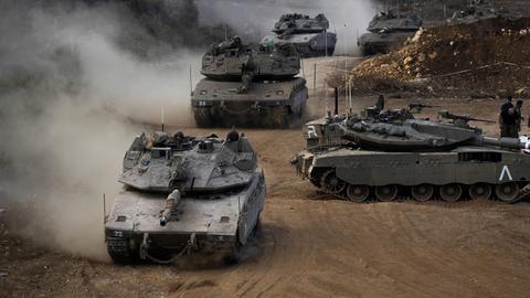 Zu sehen sind mehrere Kampfpanzer der israelischen Armee.