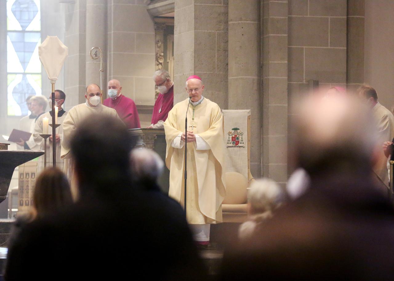 Bischof Franz-Josef Overbeck begeht in Essen mit Gläubigen eine Messe. 