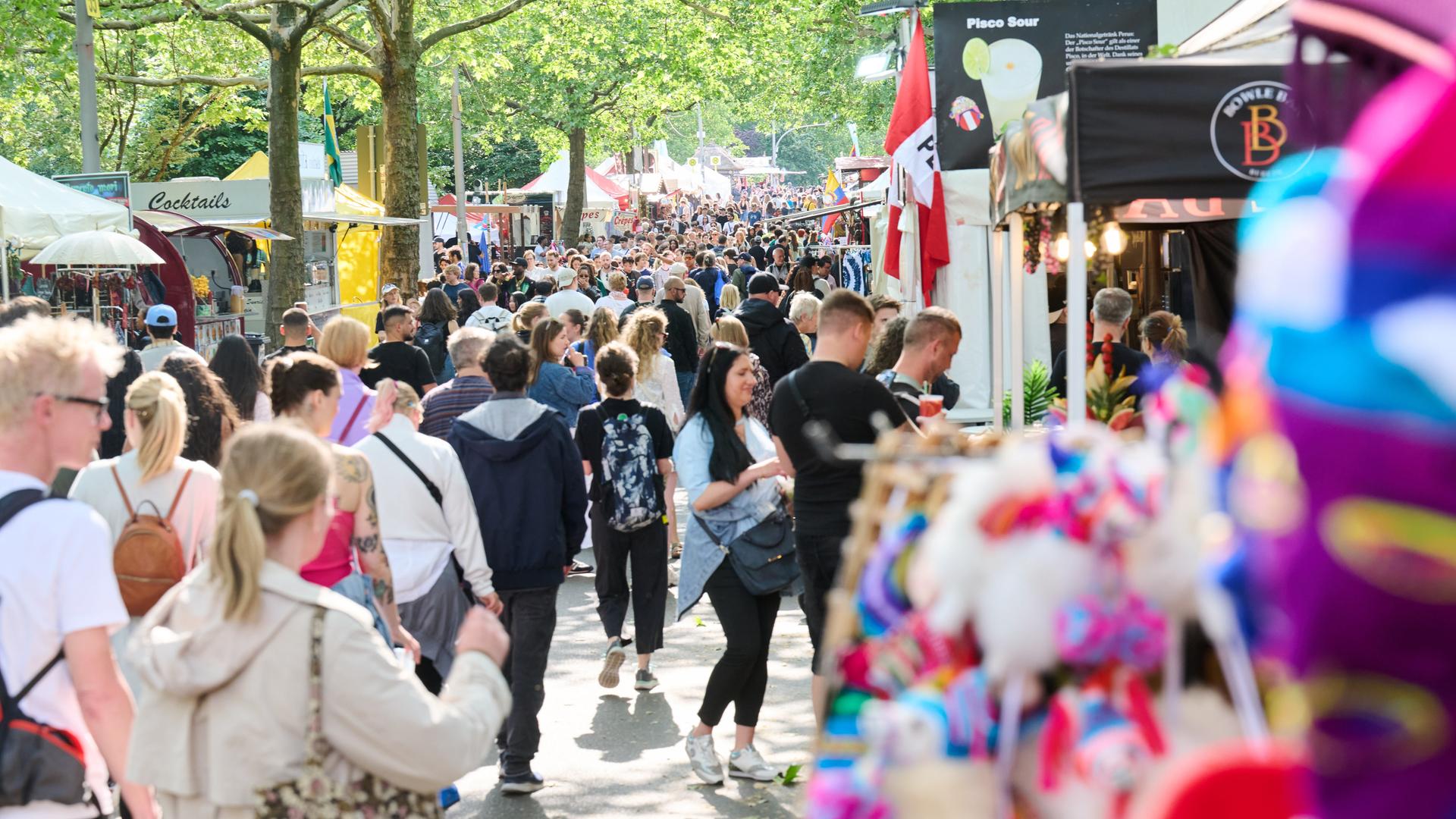 Passanten auf einem Straßenfest in Berlin Passanten auf einem Straßenfest in Berlin