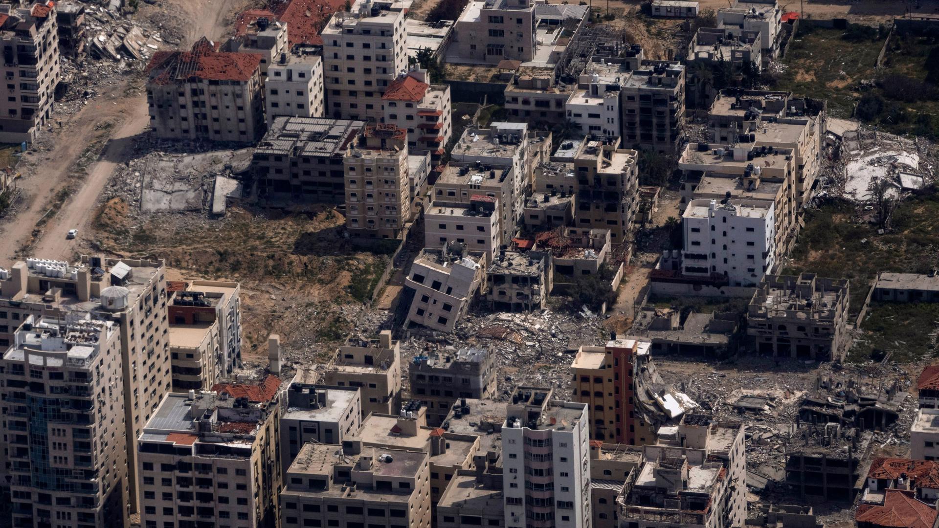 Blick auf zerstörte Gebäude in Gaza aus einem Flugzeugfenster heraus. 