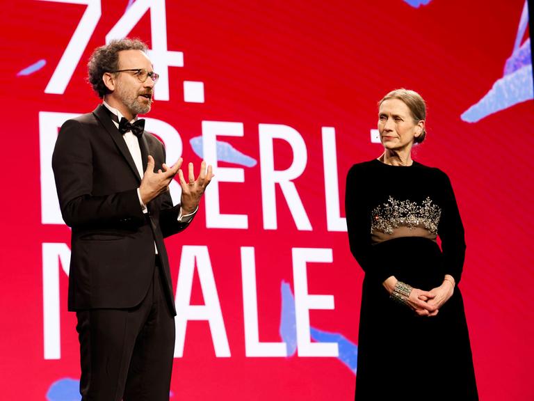 Man sieht Carlo Chatrian und Mariette Rissenbeek bei der Verleihung des Goldenen Ehrenbären an Martin Scorsese auf der Berlinale 2024.