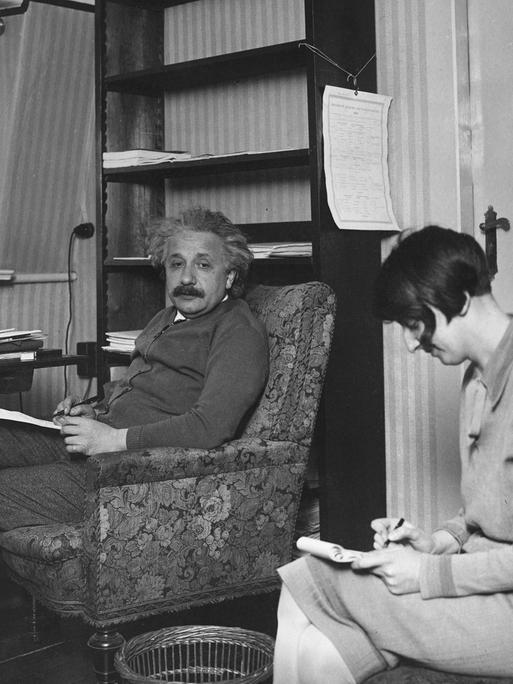 Der Physiker Albert Einstein diktiert seiner Sekretärin eine wissenschaftliche Abhandlung in seiner Mansardenwohnung in Deutschland. Photographie um 1930.