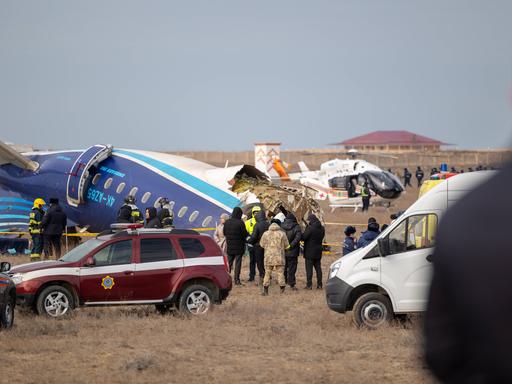 Einsatzkräfte am Wrack des aserbaidschanischen Linienflugzeugs an der Absturzstelle.