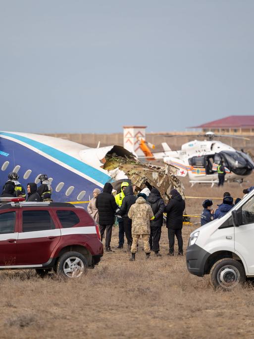 Einsatzkräfte am Wrack des aserbaidschanischen Linienflugzeugs an der Absturzstelle.