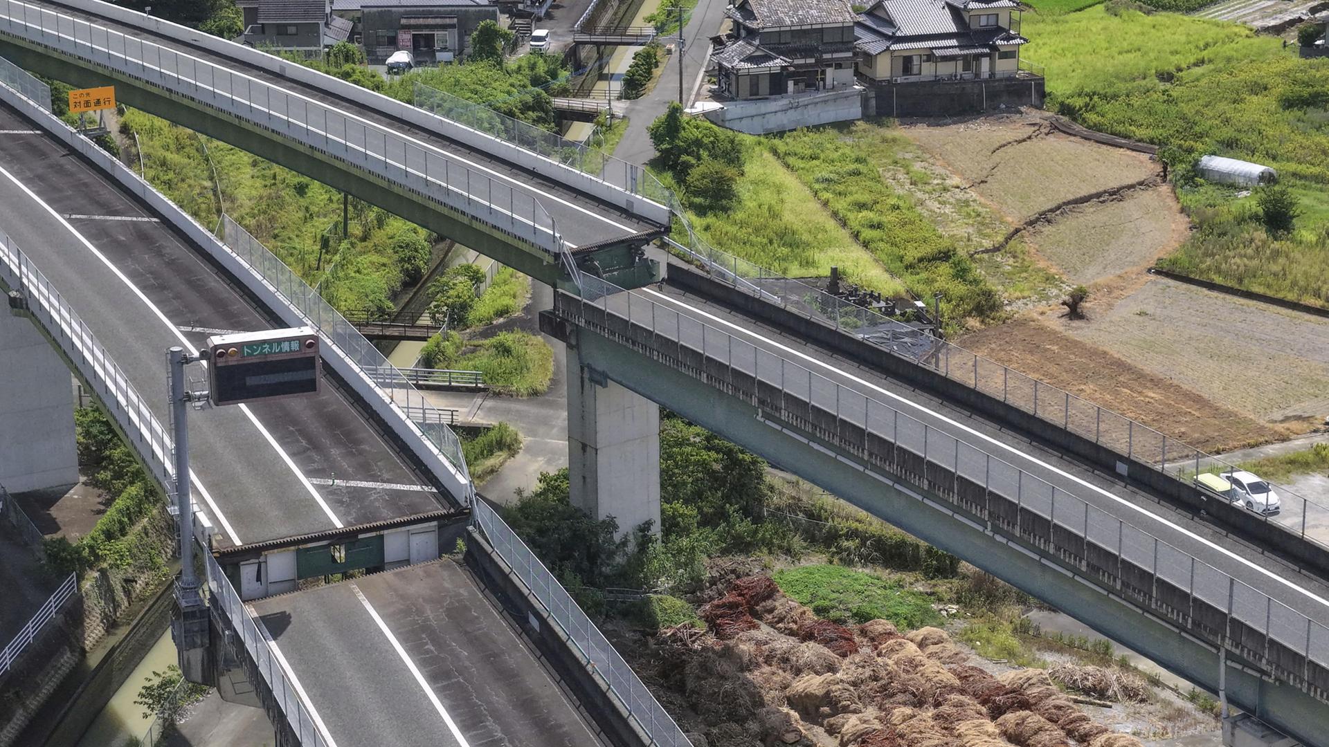 Das mit einer Drohne aufgenommene Foto zeigt die beschädigte Minami-Kyushu-Schnellstraße in Yatsushiro in der Präfektur Kumamoto nach dem starken Erdbeben, das die Präfektur im Südwesten Japans und ihre Umgebung erschütterte. 