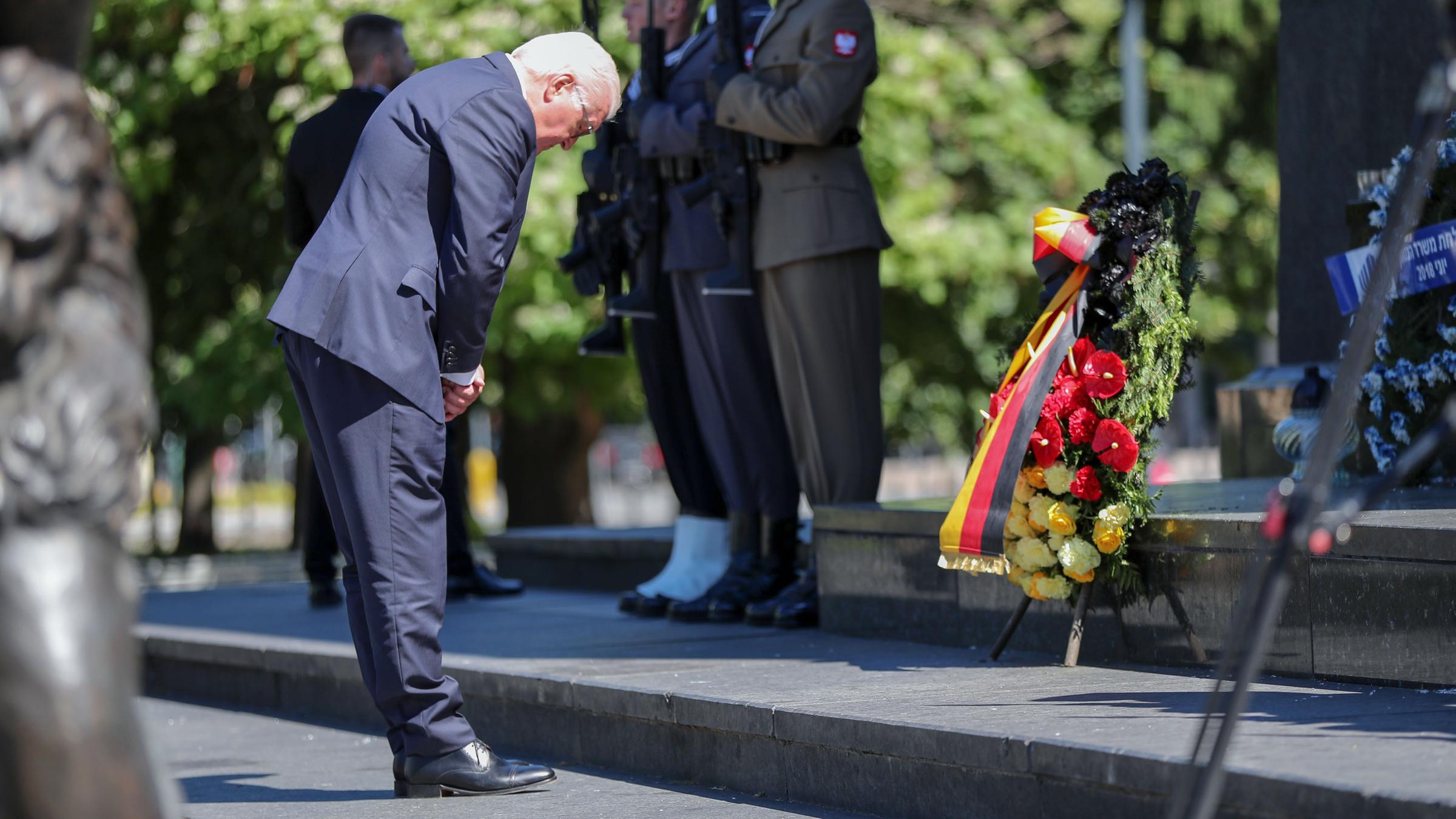 Bundespräsident Frank-Walter Steinmeier legt am Denkmal für die Helden des Warschauer Ghettos einen Kranz nieder.